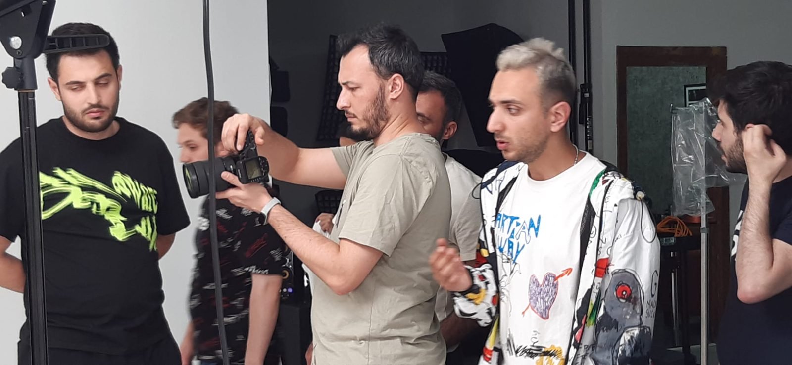 الفريق يجهّز الكاميرا