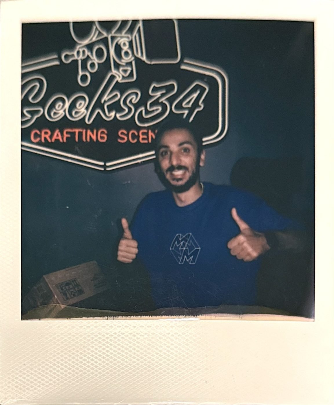 بولارويد: أحمد في أول أيام الاستوديو، تحت نيون Geeks34