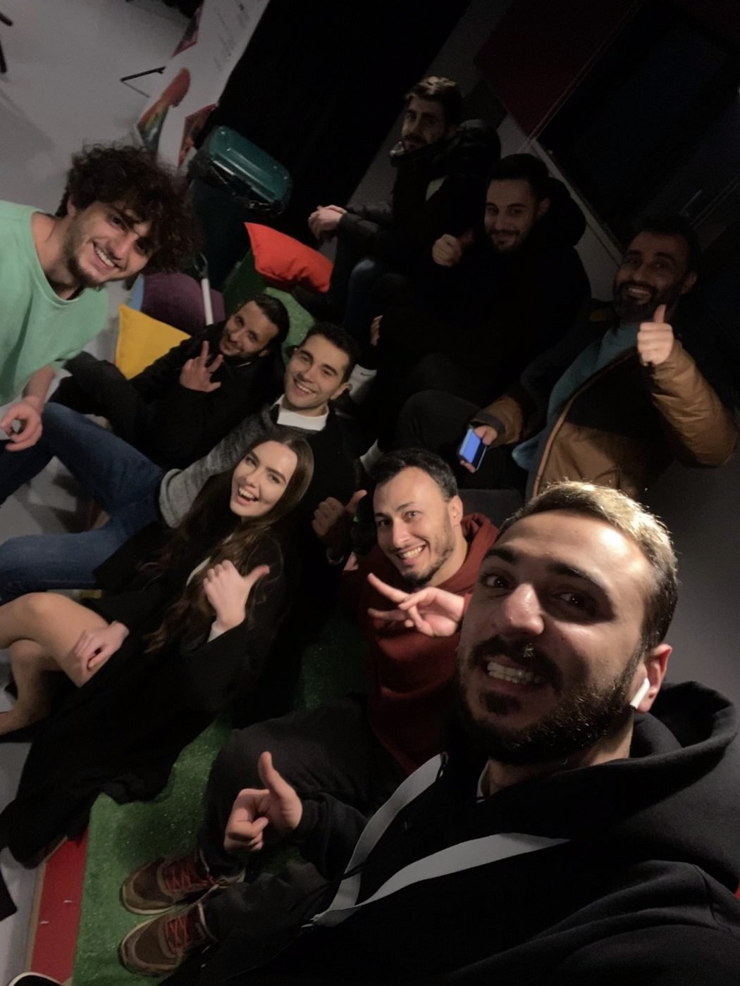 سيلفي للفريق في الاستوديو