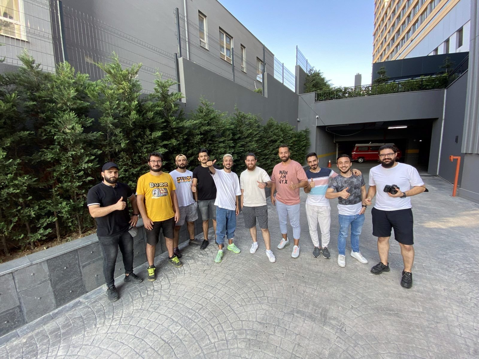 فريق Geeks34 أمام الاستوديو