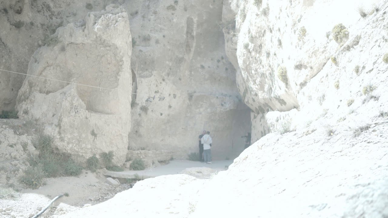 جدران الصخر في الشق