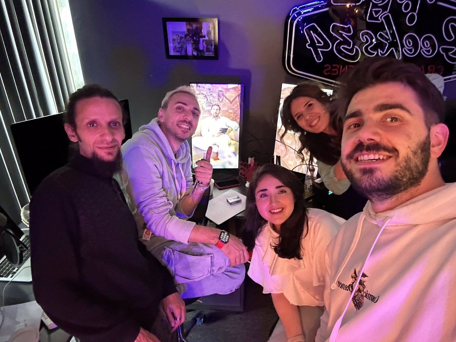 الفريق في الاستوديو