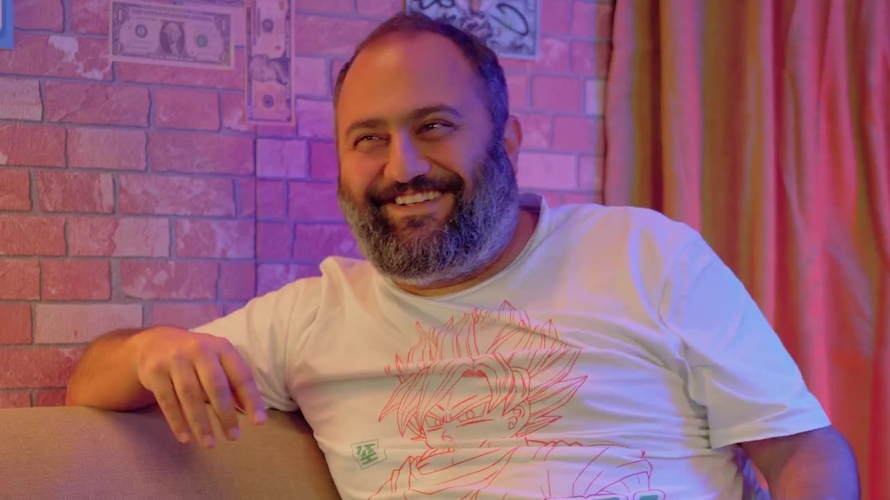 فريد يضحك والهاتف في يده
